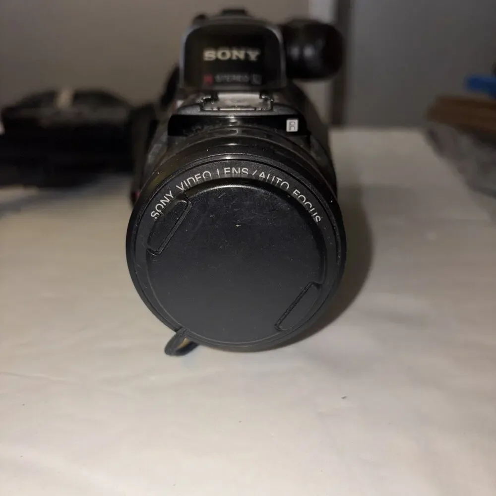 Sony CCD-FX630 Video8 HandyCam Camcorder Video Camera Untested Powers On Acc Inc
